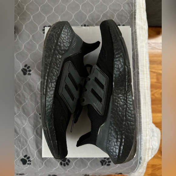 Adidas Black Ultraboost 22 - Picture 3 of 6